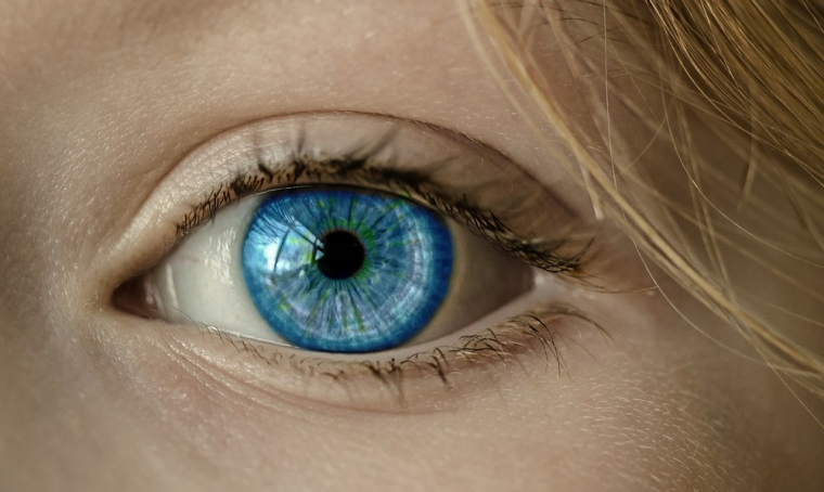 Les yeux clairs sont-ils plus sensibles à la lumière que les yeux foncés ?, Lyon, Docteur Ygal Boujnah
